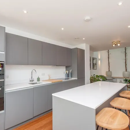 Pass The Keys Deluxe On The River Leeds Dock Pass The Keys * Leeds (West Yorkshire)