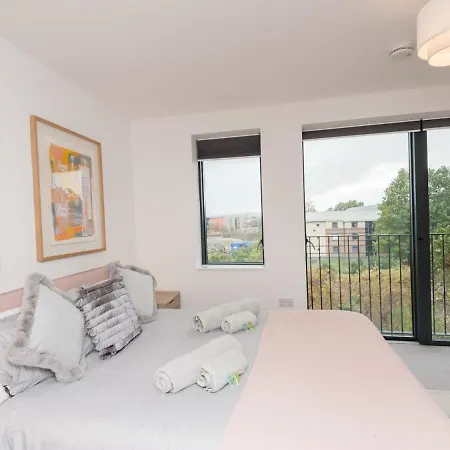 Pass The Keys Deluxe On The River Leeds Dock Pass The Keys Holiday home